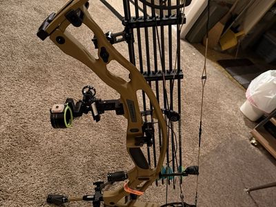Hoyt REDWRX Carbon RX-9 Compound Hunting Bow with Accessories