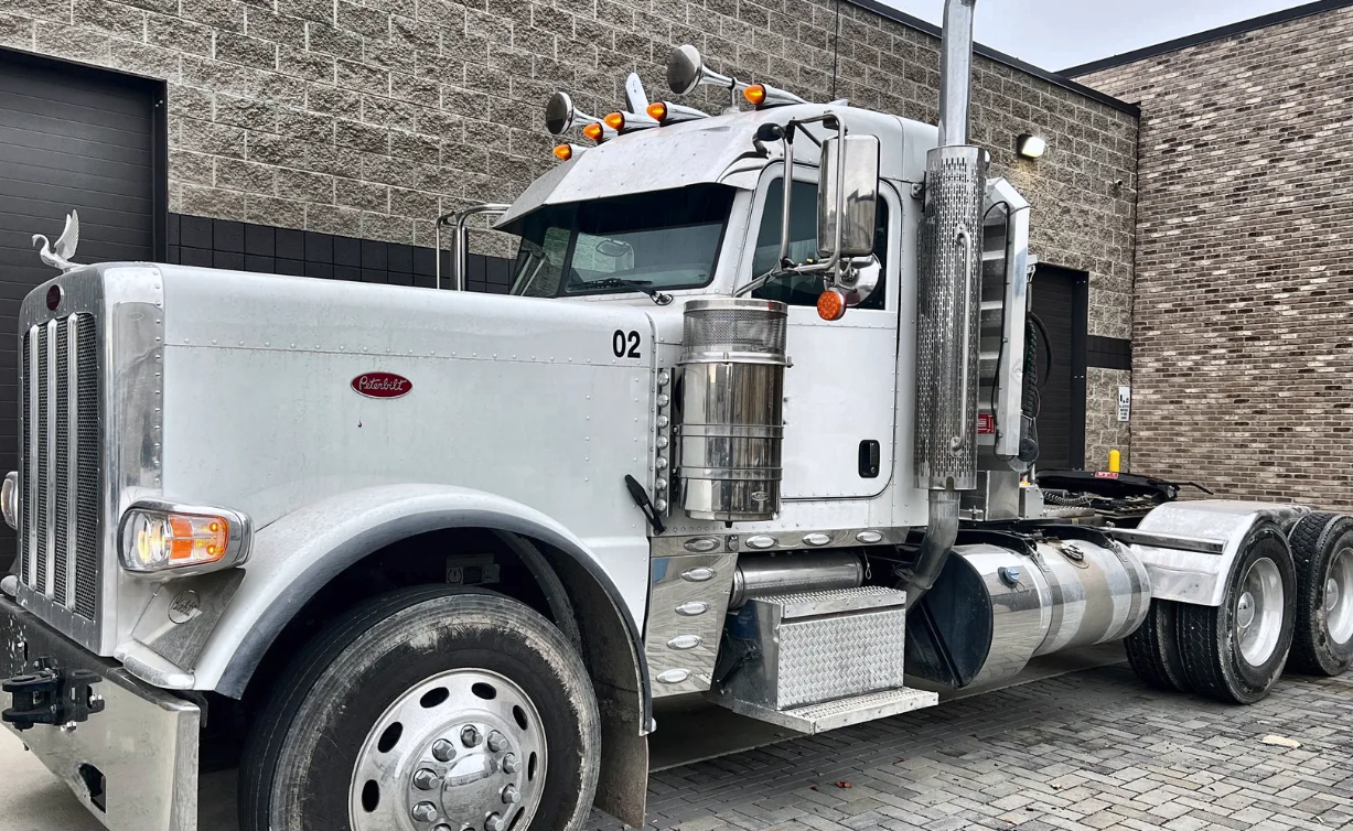 2023 PETERBILT 389
