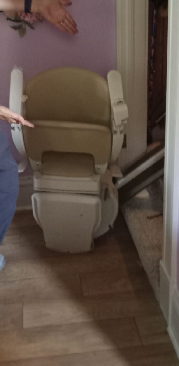 Stair Lift, 350lbs Capacity, Tan/White - Excellent Condition