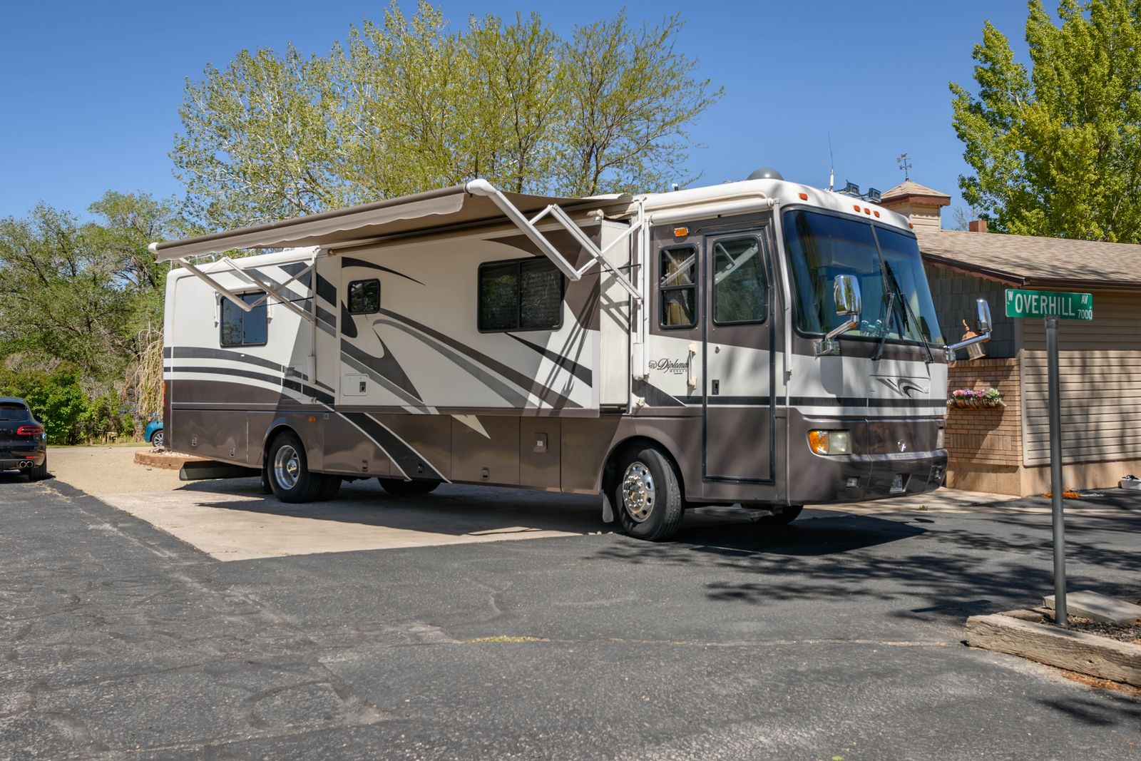 2002 Monaco Diplomat 38’ Diesel Pusher – 43,689 Miles – 3 Slides