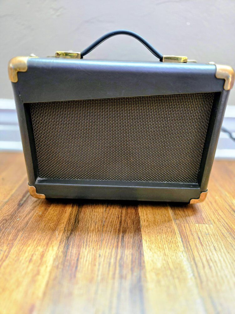 Dean Acoustic Amplifier–Lightweight & Stylish