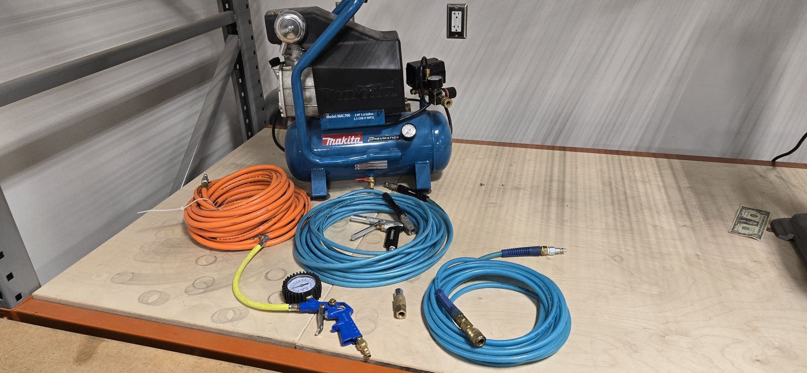 Air Compressor / Makita MAC700 / 2HP / 2.6 Gallon