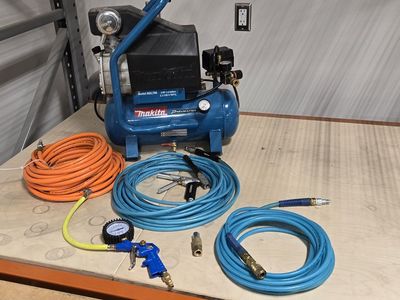 Air Compressor / Makita MAC700 / 2HP / 2.6 Gallon