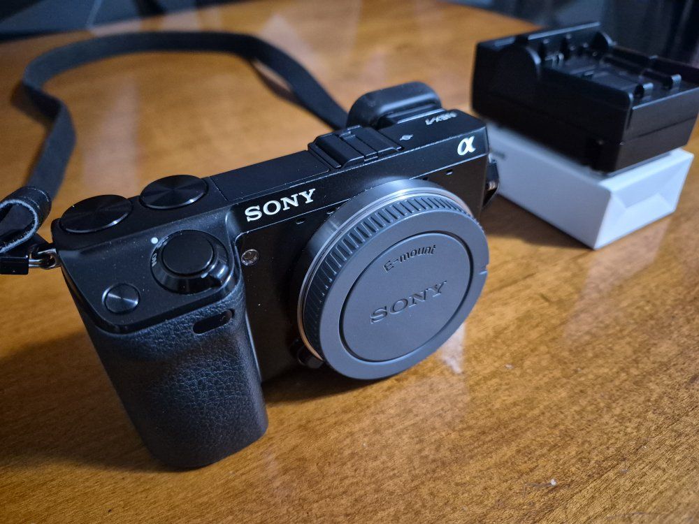 Sony Alpha NEX-7 24MP Digital Camera Black(Body Only)w/SD Card/Charger/Battery. Excellent Conditions!