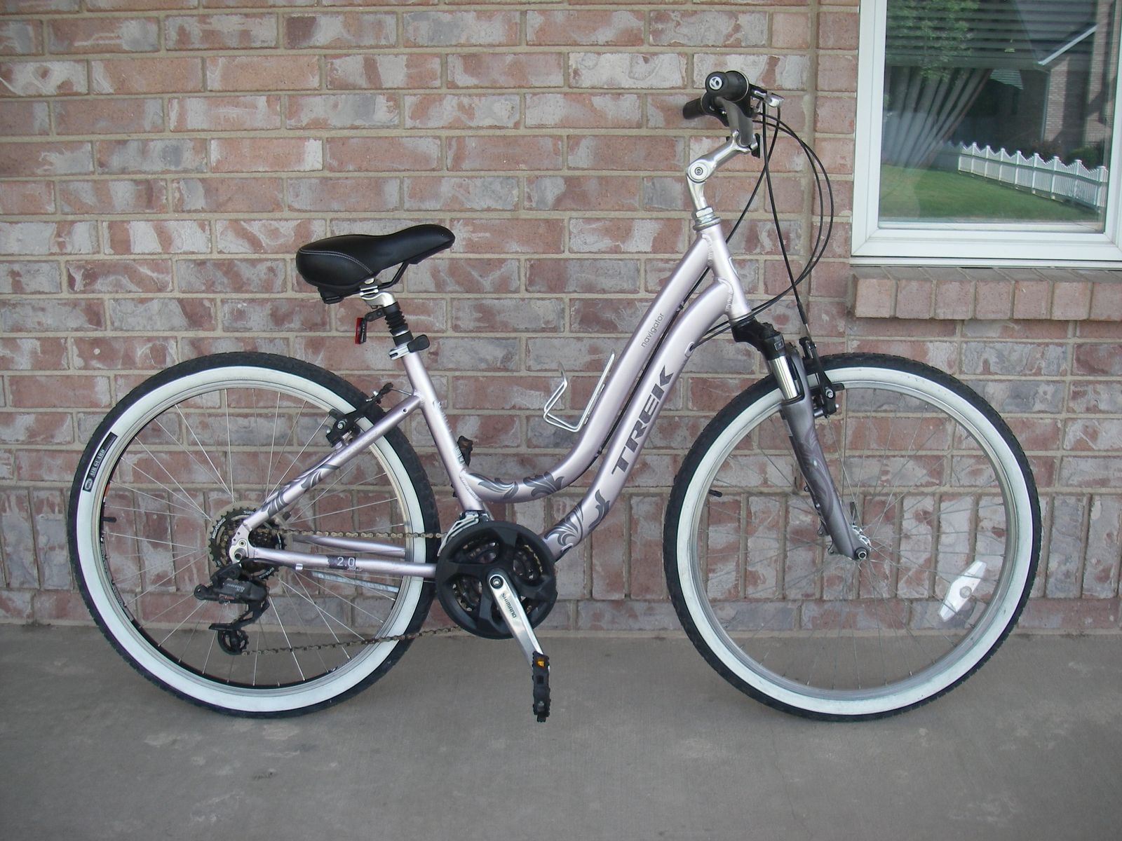 Womens 26” Aluminum Trek Navigator 2.0 WSD, Low Entry / Step-Thru Comfort / Hybrid Bike, 21-SPD, Shocks, Light Purple