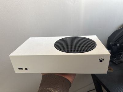 512 GB Xbox series s! It's hardly been used at all because I have a gaming pc! $285/ OBO