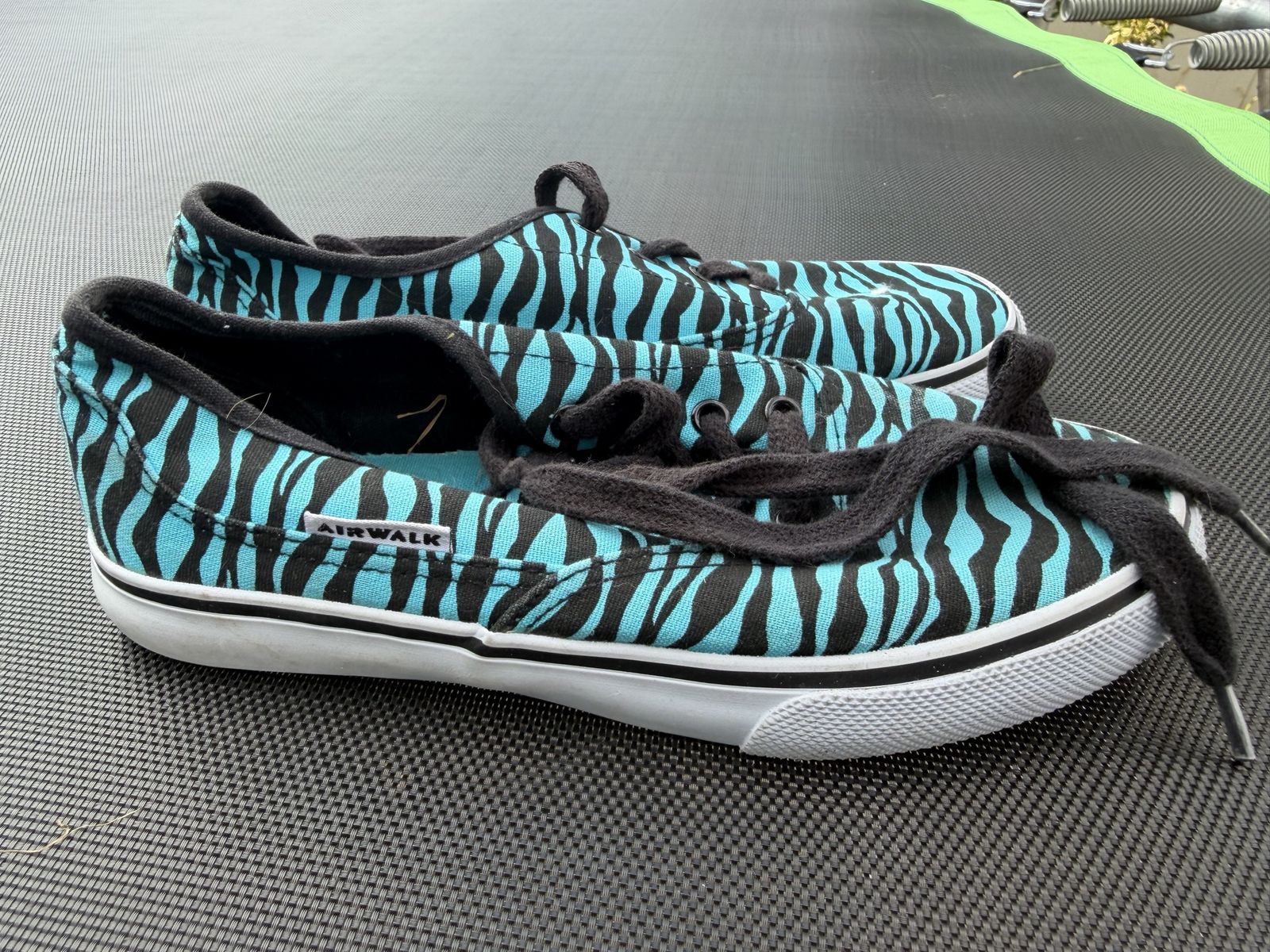 Airwalk Size 4 Blue Zebra Stripe Canvas Low Top Sneakers