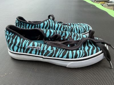 Airwalk Size 4 Blue Zebra Stripe Canvas Low Top Sneakers