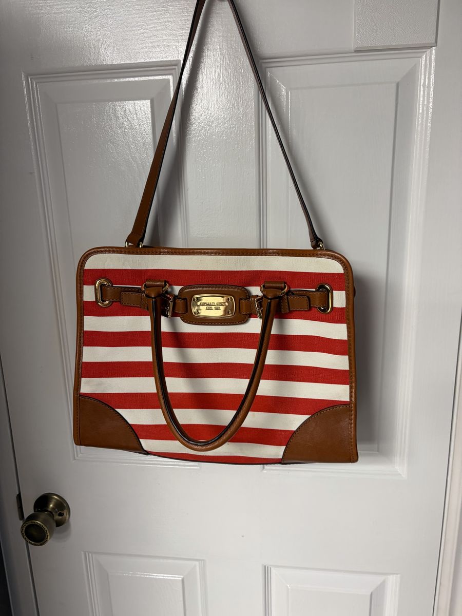 Get set for Summer with this adorable Michael Kors canvas tote/handbag