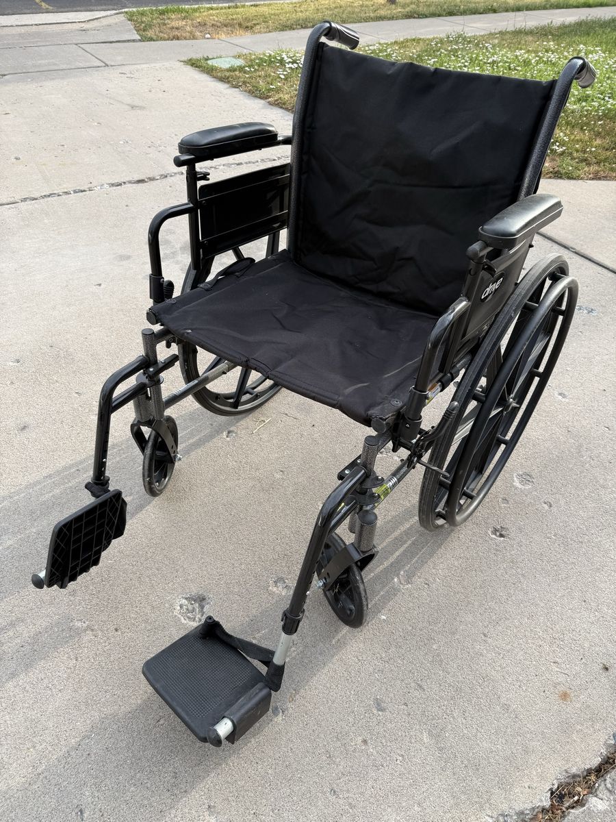 Drive Medical K320 Black Lightweight Manual Wheelchair with Detachable Footrests