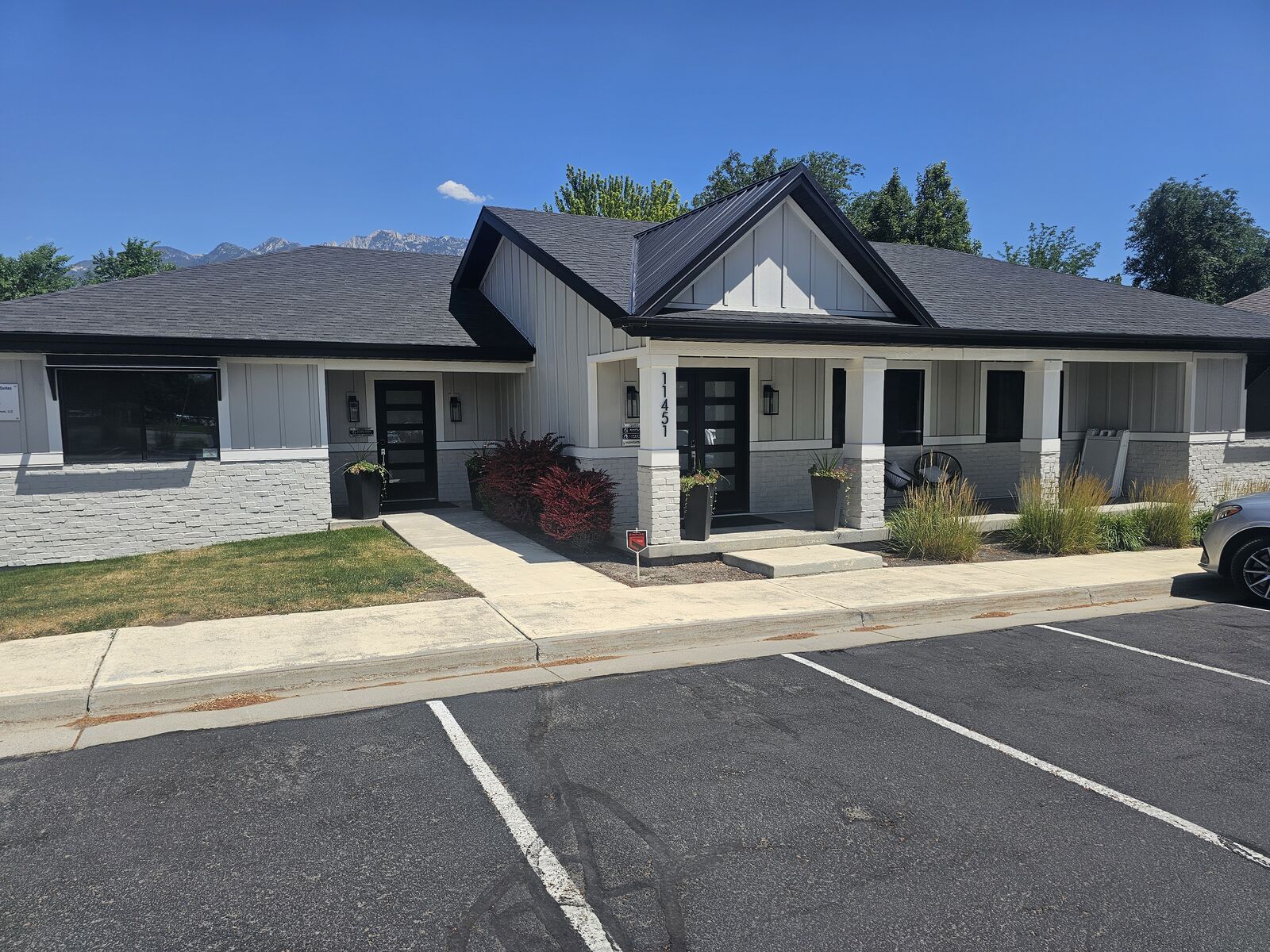 2,203 SF Office/Retail Space for Lease