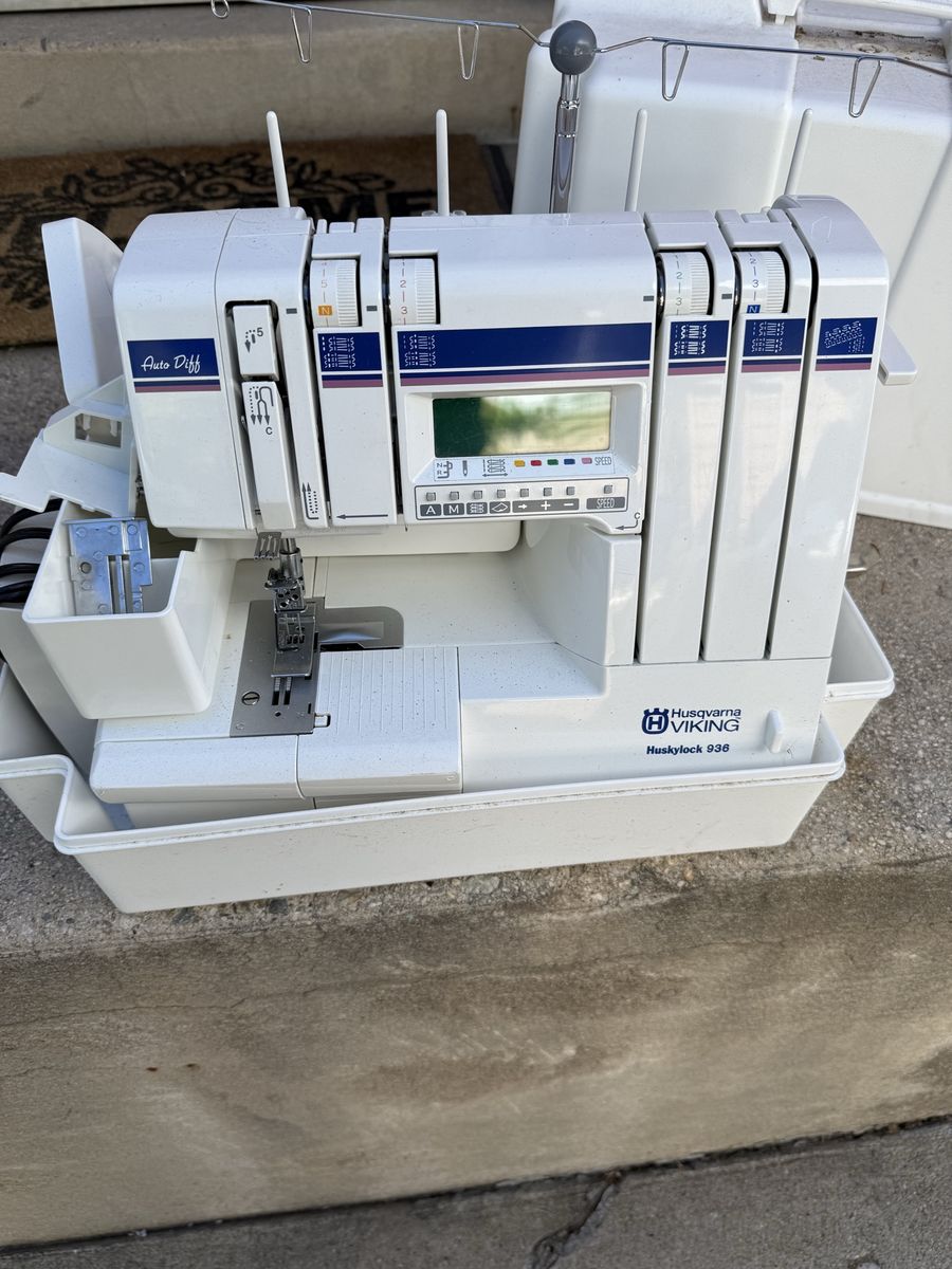 Husqvarna Viking Huskylock 936 Sewing Machine