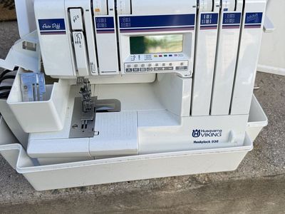 Husqvarna Viking Huskylock 936 Sewing Machine