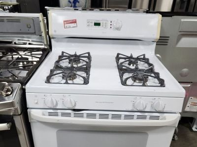 NICE GE WHITE 4 BURNER GAS RANGE! W-WARRANTY