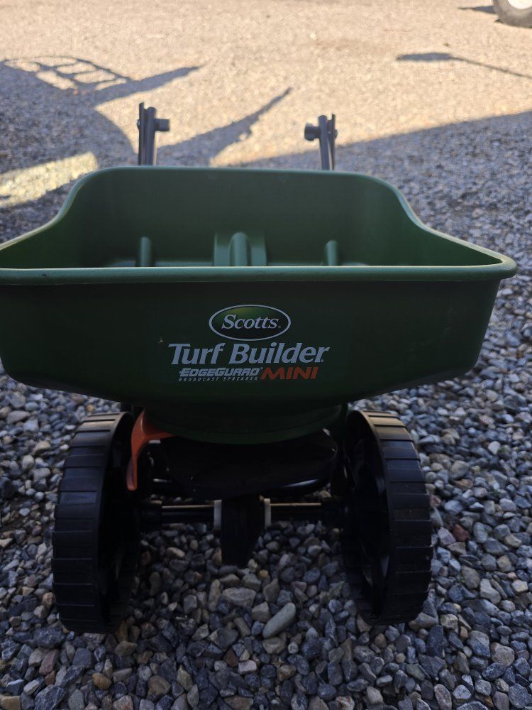 Scotts Turf Builder EdgeGuard Mini Broadcast Spreader