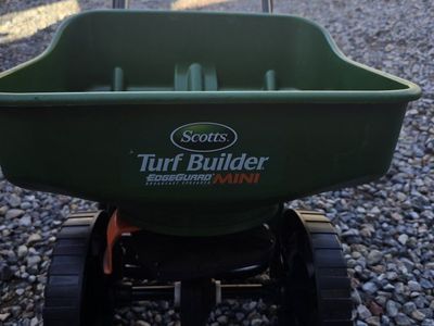 Scotts Turf Builder EdgeGuard Mini Broadcast Spreader