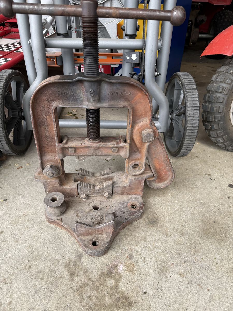 Rigid by-6 pipe vice