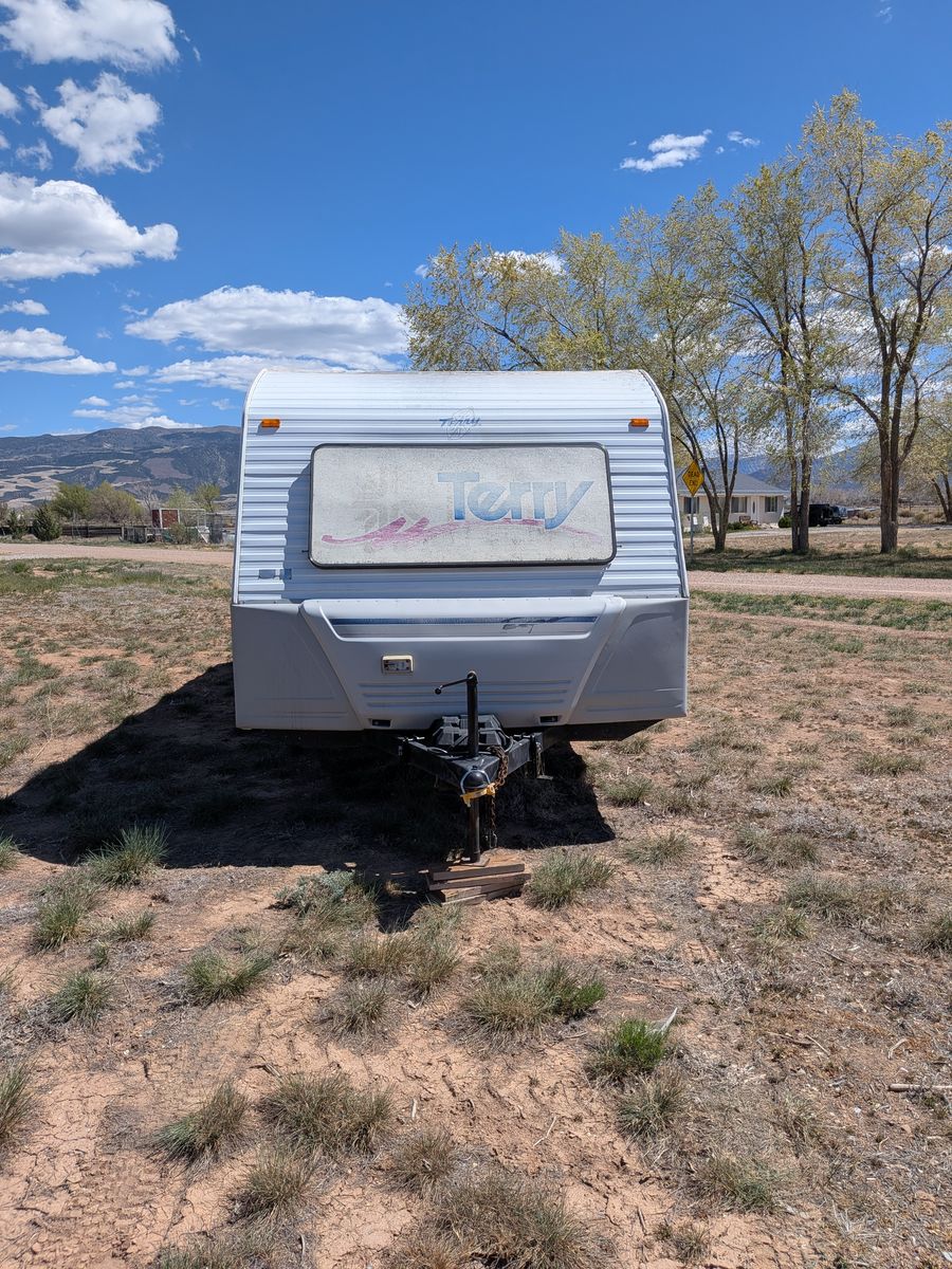 1996 Fleetwood Terry 23LS Travel Trailer – Bunkhouse + King Bed – 25ft – $4,900