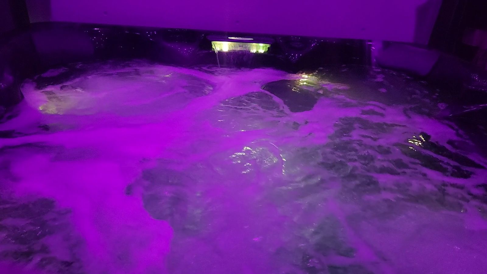 2021 Cal Spas Hot Tub 6-7 Person – Runs Great – Clean