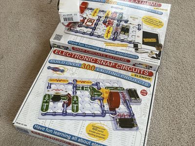 Snap Circuits Extreme SC-750 & Electronic Snap Circuits SC-300 Kit Bundle - 1050+ Projects, Ages 8-108