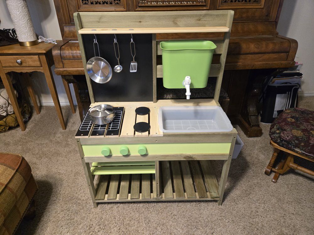 Adorable and sturdy NEW play kitchen