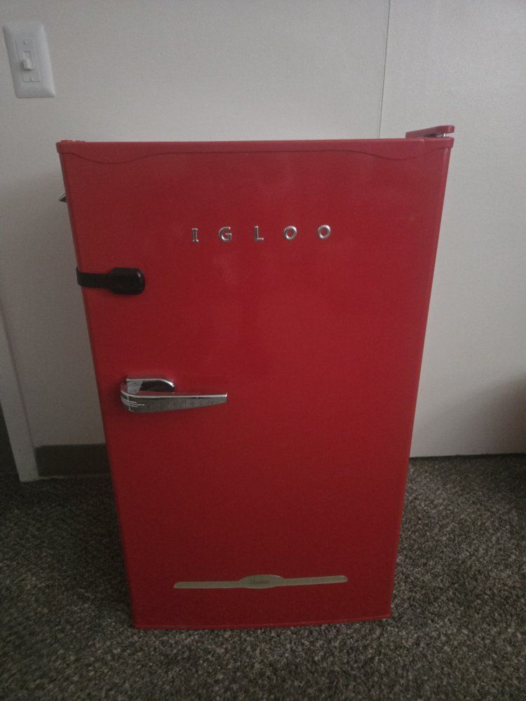 Igloo Retro Red Mini Fridge - Compact Refrigerator with Freezer Compartment