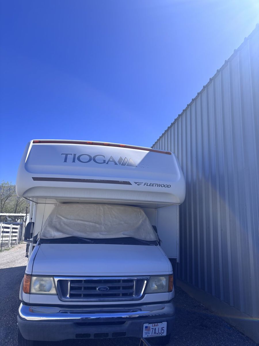 clean and cozy Tioga Fleetwood motorhome