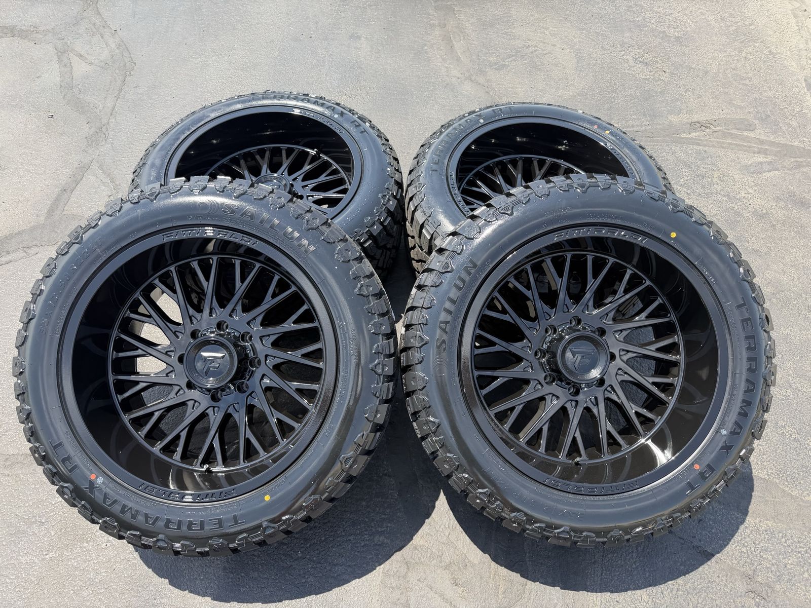 22” Fittipaldi 22x12 -44 8 Lug 8x170 Ford 35” Sailun R/T 35x12.50R22 F250 F350 Superduty