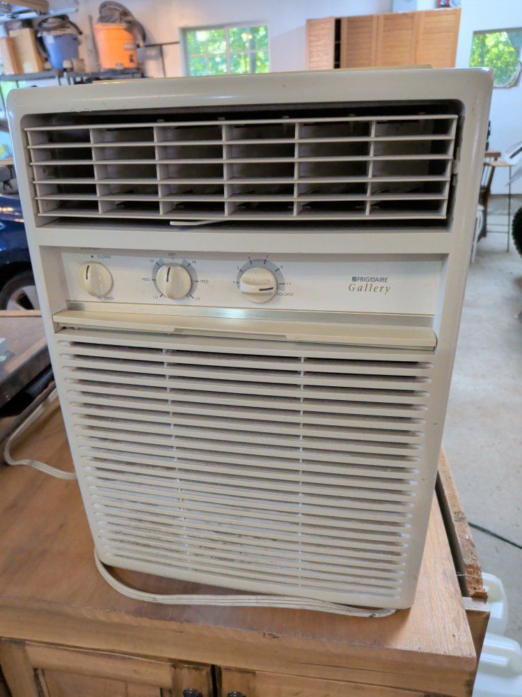 Frigidaire Gallery FAK103J1W4 Window AC Unit 10000 BTU 115V - Good Condition