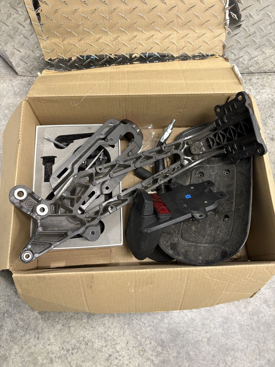 2023 Husqvarna Svartpilen Fender Kit and Mirrors