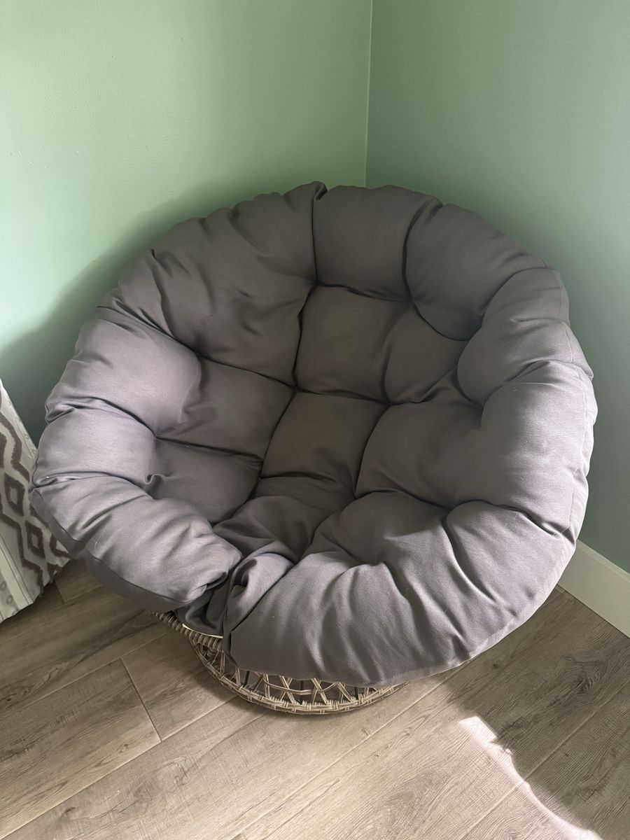 Round Wicker Papasan Chair with Grey Tufted Cushion