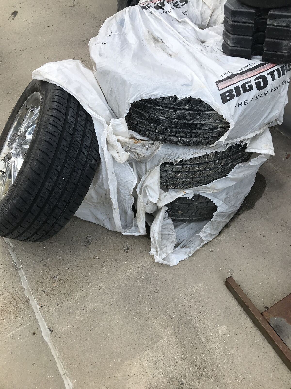 Vercelli stratai tires 235/60 R 17– 106H tires and rims for 200.00