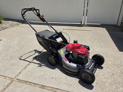 Honda HRC216 Commercial Lawn Mower – Excellent Condition