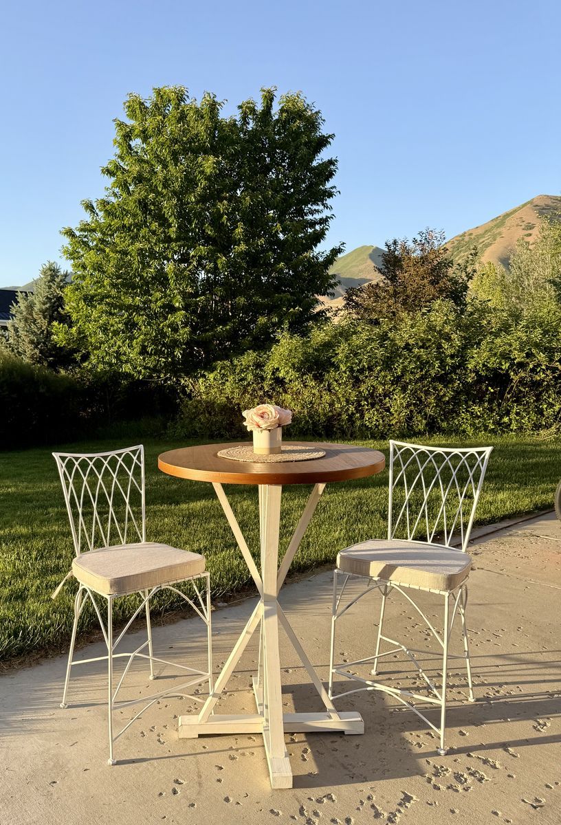 Outdoor or indoor table and chairs
