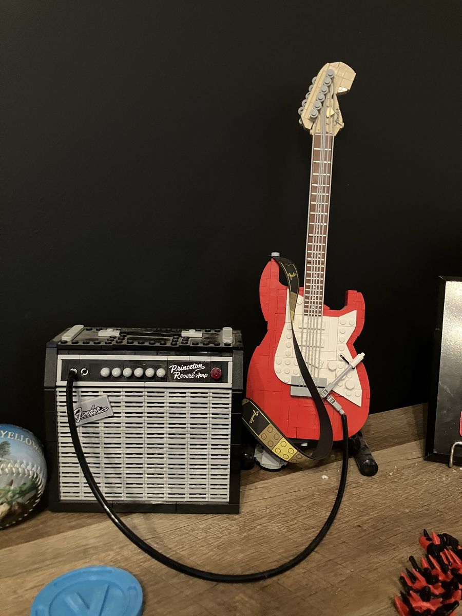 LEGO Ideas Fender Stratocaster Guitar & Princeton Reverb Amp Set 21329 - Red Model