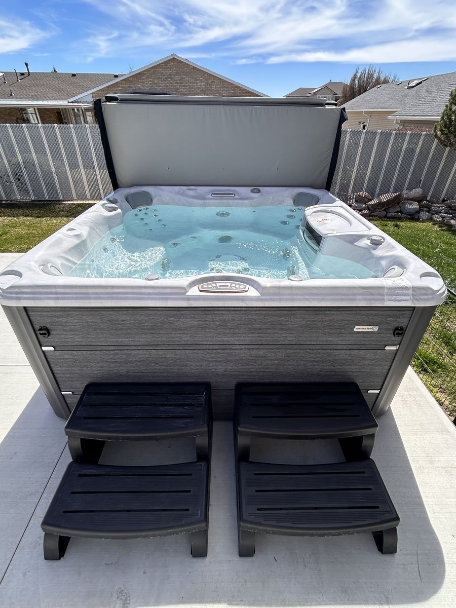 Nearly NEW 2025 Sundance Chelsee Hot Tub