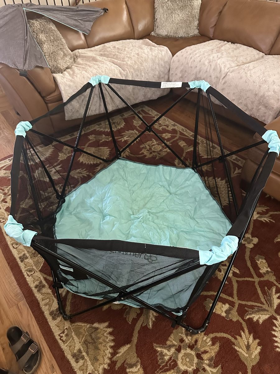 Summer Infant Pop n Play Playard w/ canopy