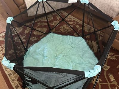 Summer Infant Pop n Play Playard w/ canopy
