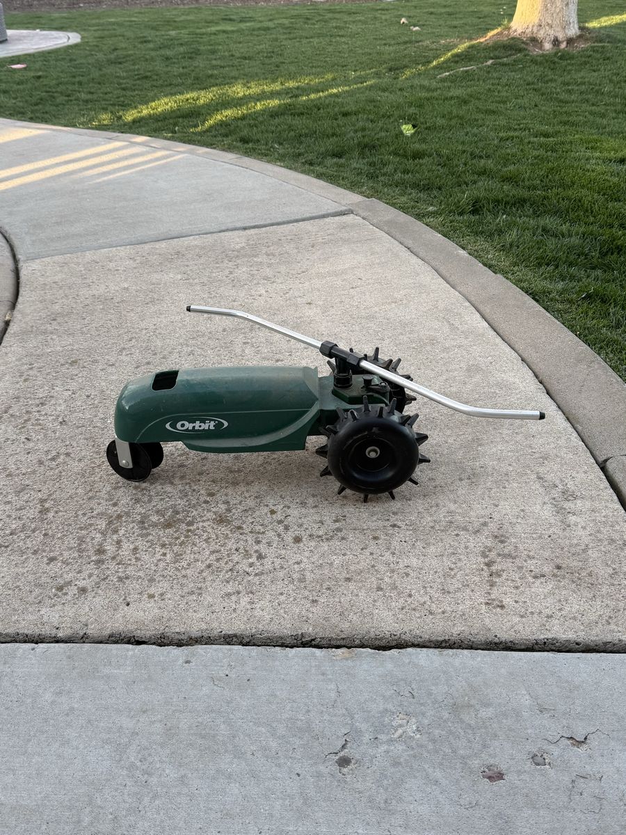 Traveling Tractor Water Sprinkler