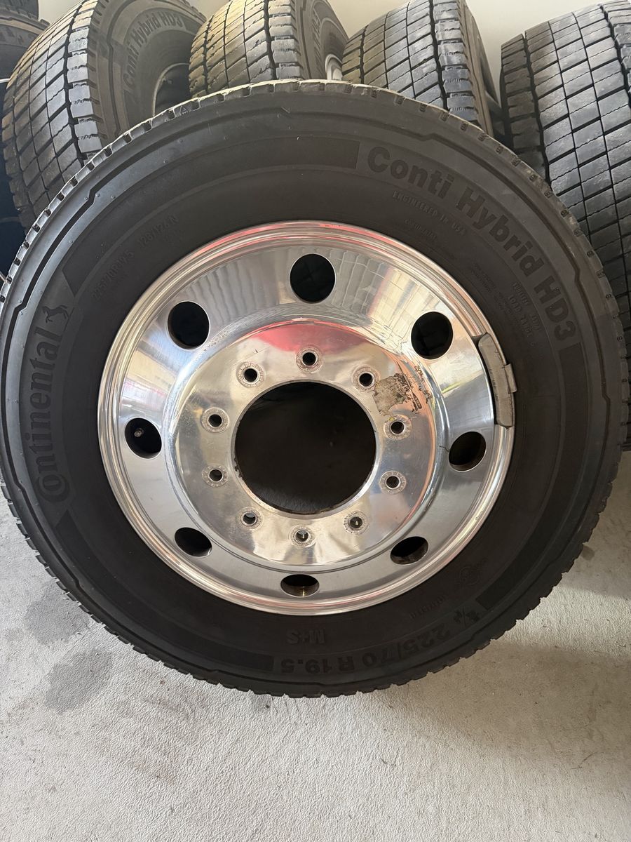 Ford F550 Wheels/Tires 225/70R19.5 OEM