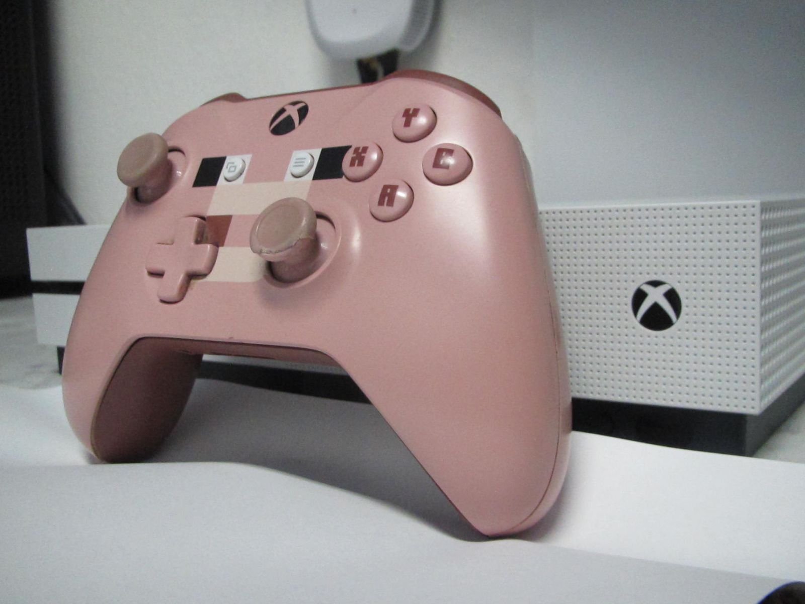 XBOX ONE S 1TB CONTROLLER & CORDS