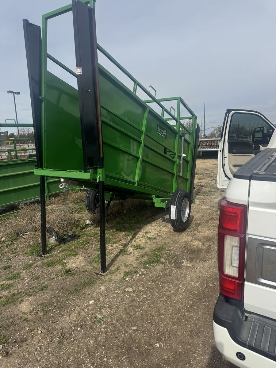 Real Tuff Portable Loading Chute & Matching Heavy-Duty Alley – Excellent Condition