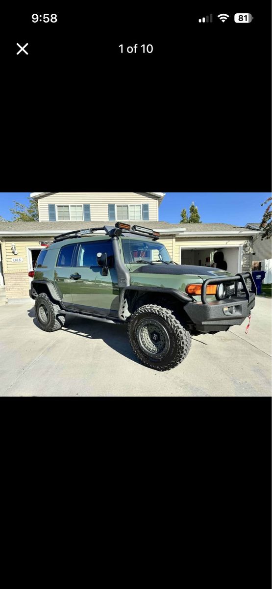 2011 Toyota FJ Cruiser Off-Road 4x4 SUV - Army Green (6 speed Manual)
