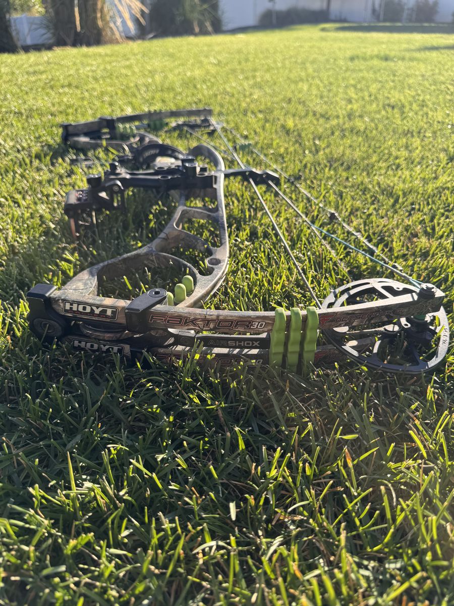 2014 Hoyt Faktor 30 Compound Bow - TruGlo 4-Pin Sight - 60 lb Limbs