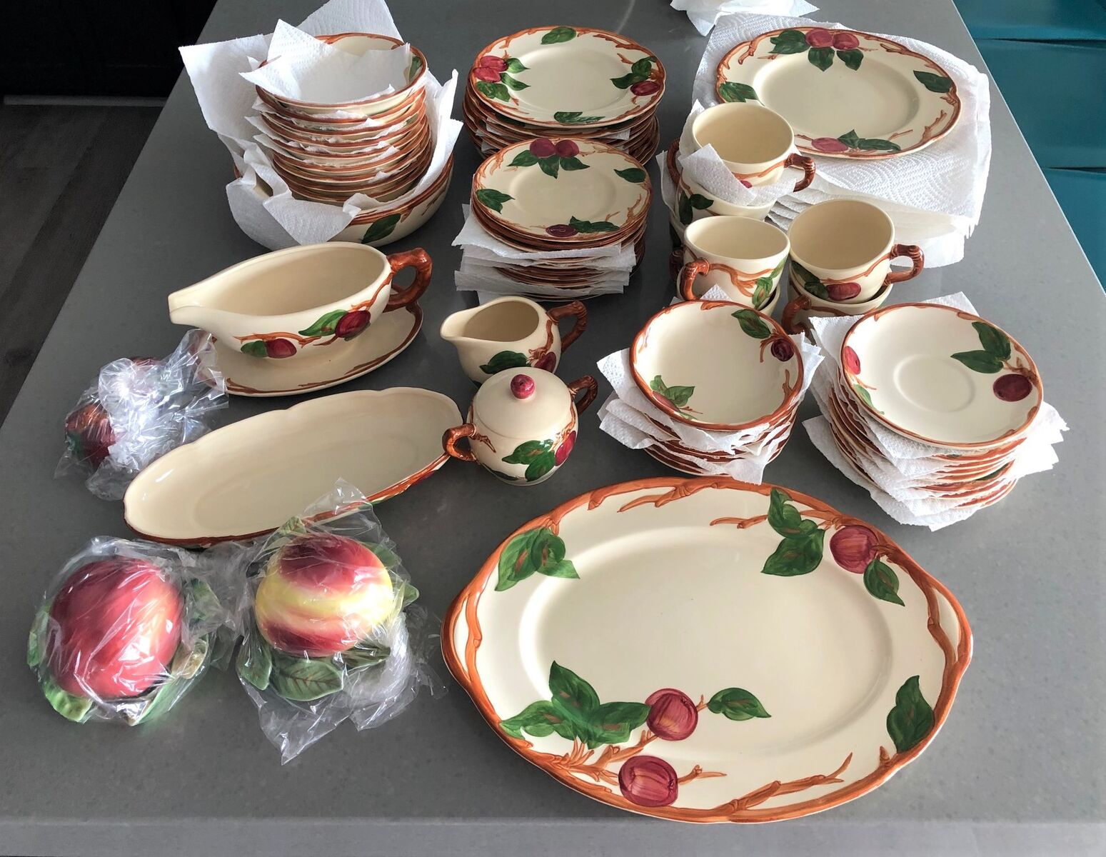 Franciscan Earthenware Apple. 65 pieces. In good used condition. One owner