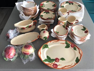 Franciscan Earthenware Apple. 65 pieces. In good used condition. One owner