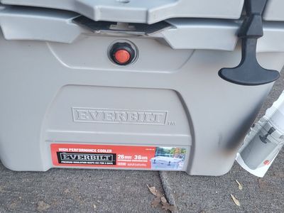 EVERBUILT 26QT COOLER ICE CHEST WITH FISH MEASURE