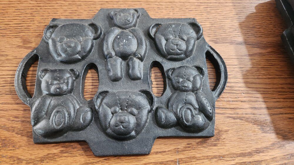Vintage cast iron teddy bear cookie mold