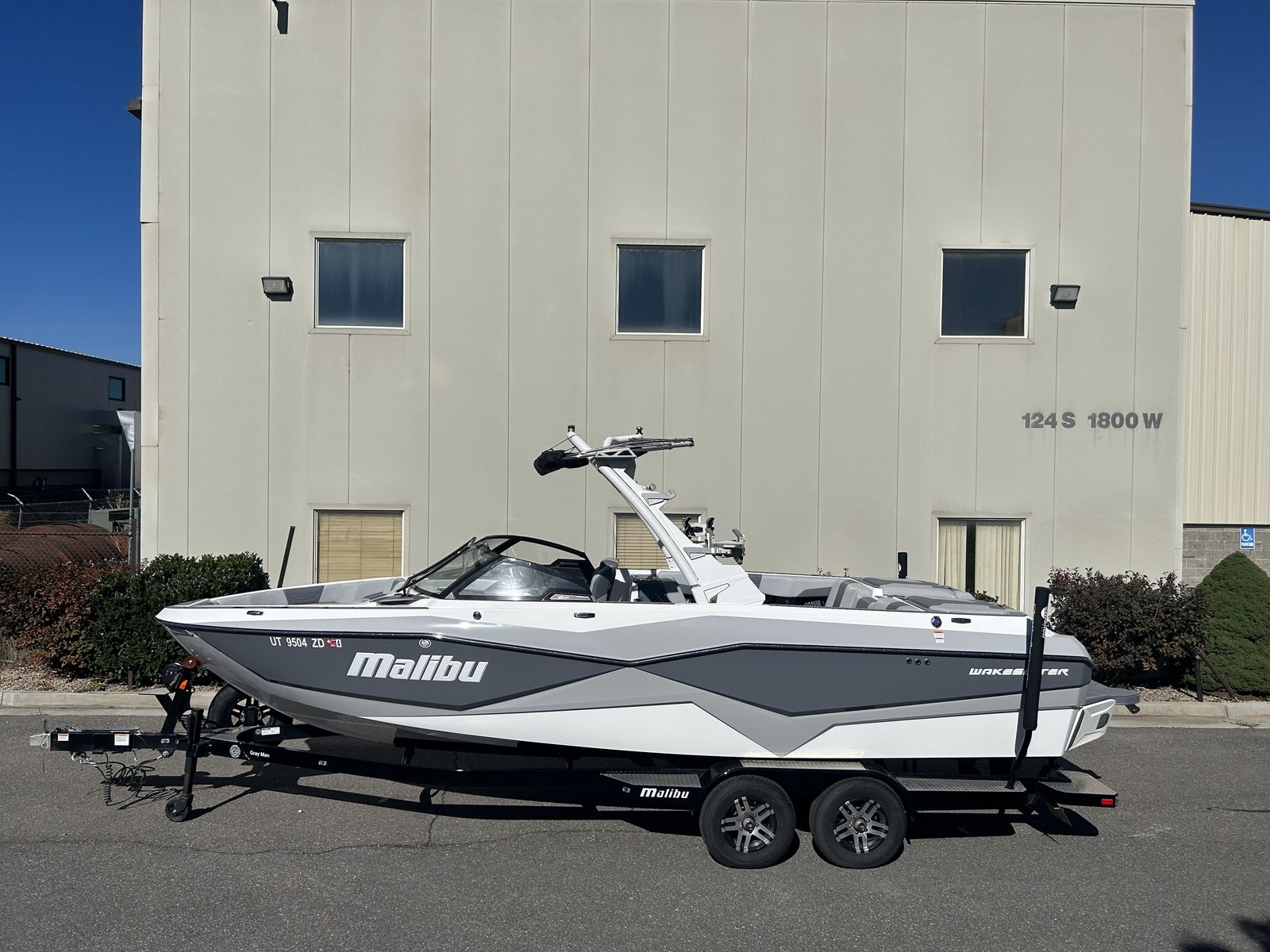 2023 Malibu 25 LSV loaded, and great price!