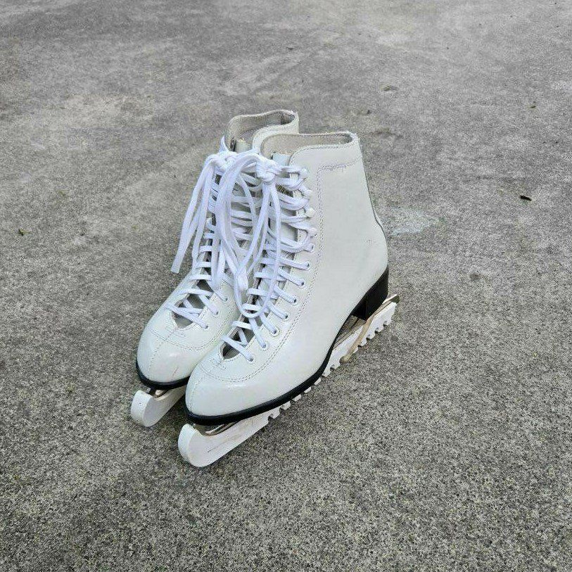 Women's CCM Finesse Figure Ice Skates Size 8-9 White